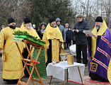 Преосвященнейший епископ Симон совершил чин освящения креста и купола для храма преподобного Серафима Саровского поселка Отрадный Багаевского района