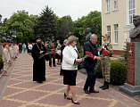 Возложение цветов к мемориалу «Аллея памяти»