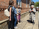 Добровольцы Молодежного совета Шахтинской епархии поздравили пожилых прихожан Покровского кафедрального собора с Пасхой