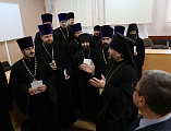 Удостоверения о повышении квалификации духовенство Шахтинской епархии получило из рук епископа Шахтинского и Миллеровского Симона и директора ИСОиП (филиала) ДГТУ в г. Шахты С.Г. Страданченко