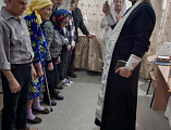 Протоиерей Роман Мясников освятил воду в доме престарелых
