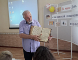 Руководитель воскресной группы при храме апостола и евангелиста Иоанна Богослова поздравил с праздником славянской письменности и культуры учащихся Первомайской школы