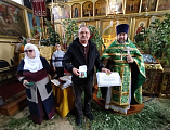 В Свято-Андреевском храме города Миллерово в праздник Святой Троицы наградили волонтеров православной группы «Мы вместе»   
