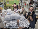 Совместная забота: особенные дети и сёстры милосердия передали подушки в госпиталь для участников СВО