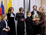 Депутат Государственной Думы Российской Федерации Екатерина Стенякина поздравила регента Покровского кафедрального собора с Днем матери