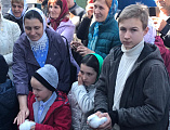 Белых голубей по традиции праздника Благовещения выпустили в небо в храме Архангела Михаила п. Каменоломни