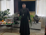 Накануне праздника Казанской иконы Божией Матери клирик храма Архистратига Михаила иерей Алексей Ряшкин посетил дом престарелых в хуторе Колундаевском 