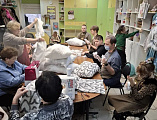 Инклюзивная мастерская поселка Каменоломни передала тёплые подарки бойцам СВО