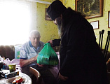 Настоятель Смоленского храма ст. Шумилинской иерей Александр Туховский посетил ветеранов, стариков и детей-инвалидов Шумилинского сельского поселения