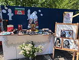 На детской площадке «Территория добра» почтили память героев акцией «Сирень Победы»