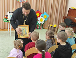 В Миллерово священник рассказал воспитанникам детского сада № 5 о Светлой Пасхе