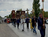 В праздник Воздвижения Честного и Животворящего Креста Господня православные христиане Гуковского благочиния прошли крестным ходом к поклонному кресту, установленному в центре города