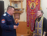 Иерей Димитрий Дяур благословил нового атамана на заседании Городского казачьего общества города Зверево