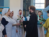 Благочинный приходов Нижнедонского округа поздравил сестер милосердия с Международным днем добровольца