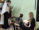 В праздник Крещения Господня иерей Алексий Скосарев посетил воспитанников центра детской реабилитации «Добродея» города Шахты