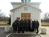 В День войск национальной гвардии России иеромонах Николай (Наметышев) поздравил военнослужащих и совершил вместе с ними молебен