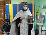 В праздник Крещения Господня иерей Алексий Скосарев посетил воспитанников центра детской реабилитации «Добродея» города Шахты