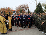 На площади Покровского кафедрального собора города Шахты прошло построение лучшего кадетского корпуса в России по случаю торжественной церемонии присяги и вручения первых погон молодым кадетам