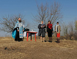 Благочинный приходов Миллеровского округа иерей Роман Калинин совершил чин освящения поклонного креста на въезде в хутор Верхнеталовку