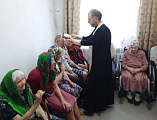 Священник посетил дом престарелых в праздник Рождества Иоанна Предтечи