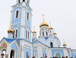 На площади Покровского кафедрального собора города Шахты прошло построение лучшего кадетского корпуса в России по случаю торжественной церемонии присяги и вручения первых погон молодым кадетам