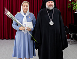 Преосвященнейший епископ Симон вручил награды священнослужителям Шахтинской епархии и их женам