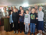 Юные добровольцы из воскресной школы «Благовест» продолжают плести маскировочные сети для защитников Отечества