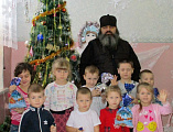 Настоятель Смоленского храма станица Шумилинская иерей Александр Туховский посетил детский сад №9 «рябинушка» с рождественским поздравлением