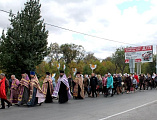 В праздник Воздвижения Честного и Животворящего Креста Господня православные христиане Гуковского благочиния прошли крестным ходом к поклонному кресту, установленному в центре города