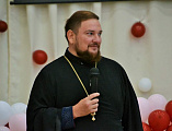 Благочинный приходов Донецкого округа принял участие в школьной линейке, посвященной началу нового учебного года