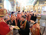 В день празднования Светлой Пасхи в Покровский кафедральный собор г. Шахты был доставлен Благодатный огонь из Иерусалима