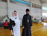 Благочинный приходов Нижнедонского округа встретился с беженцами Донбасса