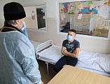 С наступающими Новым годом и Рождеством Христовым Преосвященнейший епископ Симон вместе с главой Администрации г. Шахты А.В. Ковалевым поздравил детей, находящихся на лечении в шахтинской больнице