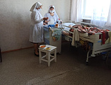 В пасхальные дни сестры милосердия посетили пациентов стационара городской больницы