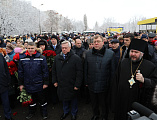 По погибшим от взрыва бытового газа в городе Шахты совершена панихида. Губернатор области, епископ Шахтинский и Миллеровский Симон и сотни горожан возложили цветы рядом с местом трагедии
