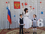 Торжественная линейка в школе поселка Майского