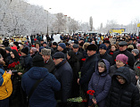 По погибшим от взрыва бытового газа в городе Шахты совершена панихида. Губернатор области, епископ Шахтинский и Миллеровский Симон и сотни горожан возложили цветы рядом с местом трагедии