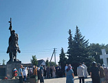 Панихида у поклонного креста в День Памяти и Скорби в станице Вешенской