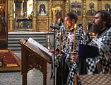 Епископ Симон совершил утреню Великой пятницы с чтением двенадцати Страстных Евангелий