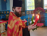 В храме Архистратига Михаила поселка Каменоломни торжественно встретили Благодатный огонь