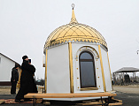 Преосвященнейший епископ Симон совершил чин освящения купола и креста строящейся часовни в честь святого благоверного князя Димитрия Донского в городе Донецке