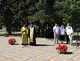 Памятное мероприятие и заупокойная лития в День памяти и скорби прошли на Мемориальном комплексе Александровского парка г. Шахты