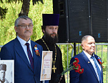 9 мая протоиерей Сергий Яценко возложил цветы к монументу памяти воинов Великой Отечественной войны