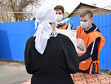 Благочинный приходов Нижнедонского округа принял участие в раздаче помощи нуждающимся в рамках благотворительного марафона «Корзина доброты» 