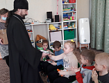 Иеромонах Арсений (Алимов) поздравил воспитанников детского сада с Рождеством Христовым