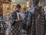 Епископ Симон совершил утреню Великой пятницы с чтением двенадцати Страстных Евангелий