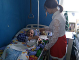 С Рождеством Христовым поздравили персонал и пациентов отделения сестринского ухода Красненской сельской больницы маленькие прихожане храма святой Ксении Петербургской и храма святого Серафима Саровского
