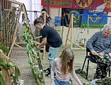 Каникулы с пользой: учащиеся воскресной школы «Благовест» плетут маскировочные сети