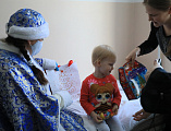 С наступающими Новым годом и Рождеством Христовым Преосвященнейший епископ Симон вместе с главой Администрации г. Шахты А.В. Ковалевым поздравил детей, находящихся на лечении в шахтинской больнице