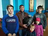 В храме Пресвятой Троицы с. Маньково-Калитвенское раздали вещи от «Глория Джинс»